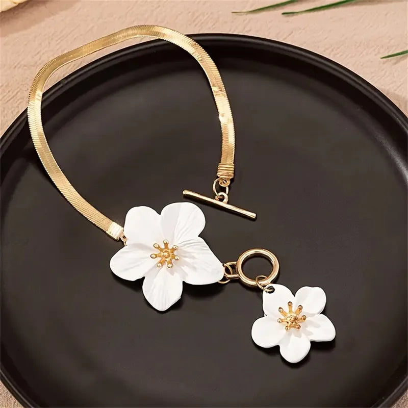 A high-quality gold-toned floral anklet featuring an adjustable lobster clasp for a secure fit, ensuring comfort and style for all-day wear at outdoor events